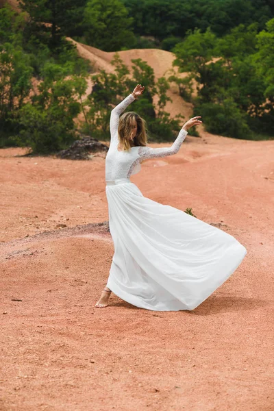 Noiva feliz desfrutar da vida ao ar livre. Mulher bonita em vestido de noiva . — Fotografia de Stock