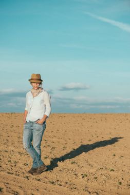 Gezgin kadın açık havada. Genç explorer kadın