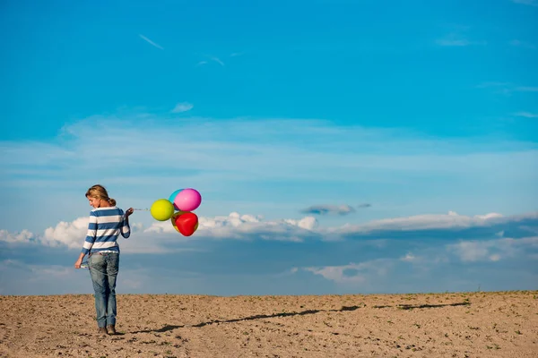 Güzel genç kadının açık havada arkadan görünüş