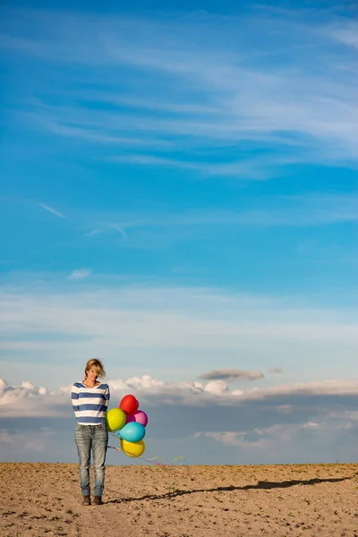 Ragazza di compleanno in posa all'aperto — Foto Stock