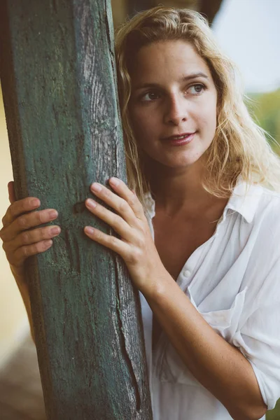 Ritratto stile di vita donna capelli lunghi — Foto Stock