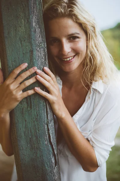 Lachende vrouw portret buiten — Stockfoto