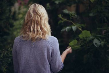 Uzun saçlı kadın arkadan görünüş