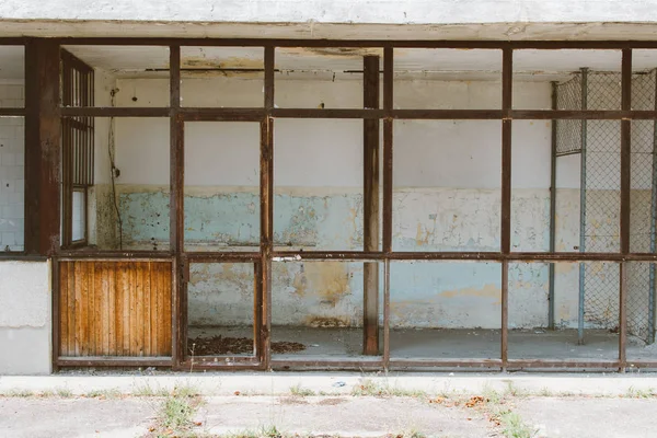 Rua vazia com edifício abandonado — Fotografia de Stock