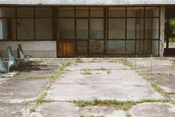 Abandoned street, abandoned house — Stock Photo, Image