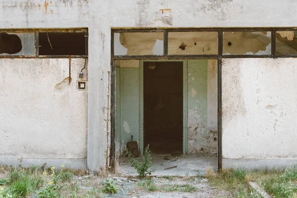 Entrada abandonada do edifício. Casa vazia . — Fotografia de Stock