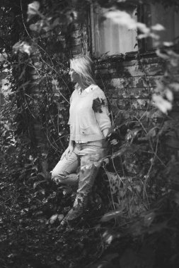 Bir duvarın ardında duran umutsuzluk kadın