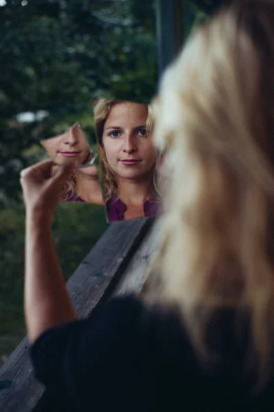 Kobieta w lustrze łamane — Zdjęcie stockowe