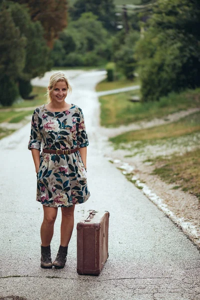 Donna con valigia retrò, concetto di viaggio — Foto Stock