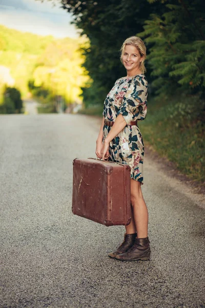 Junge Frau mit Koffer — Stockfoto