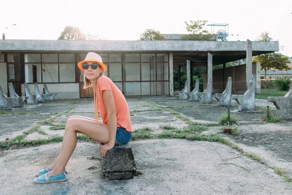 Viajante mulher esperando em lugares abandonados — Fotografia de Stock