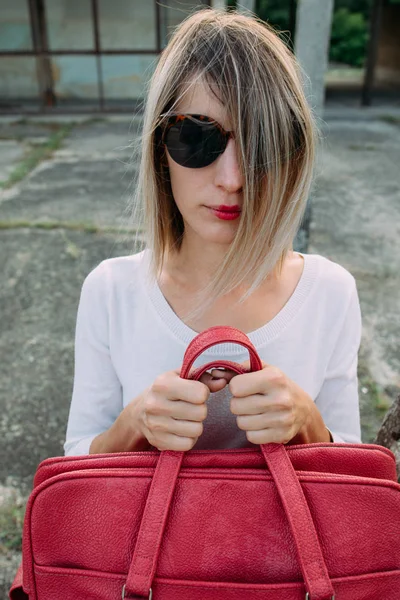 赤い革のバッグとバス停で待つ女 — ストック写真