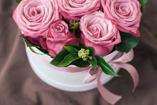 浪漫豪华粉红玫瑰在一个白色的礼品盒 — 图库照片