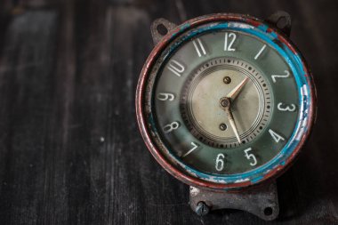 Vintage seyretmek. Yaşlı saatin siyah arka plan üzerine.