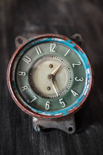 Reloj Vintage. Reloj envejecido sobre fondo negro . —  Fotos de Stock