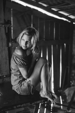 Karanlık bir yerde saklanıyor kadın