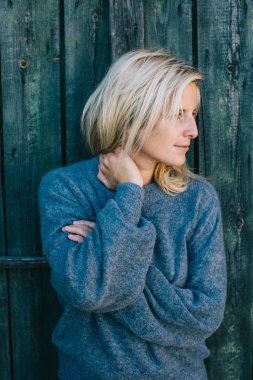 Genç kadın sıcak giysiler içinde. Sonbahar moda kavramı.