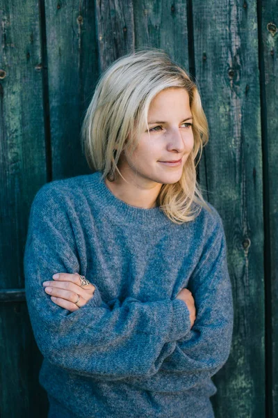 Genç kadın sıcak giysiler içinde. Sonbahar moda kavramı.