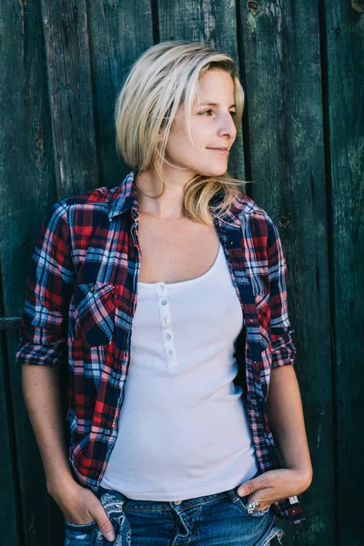 Açık gülümseyen güzel genç kadın.