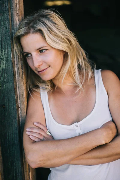 Ahşap kapı karşı yaslanmış güzel bir genç kadının portresi