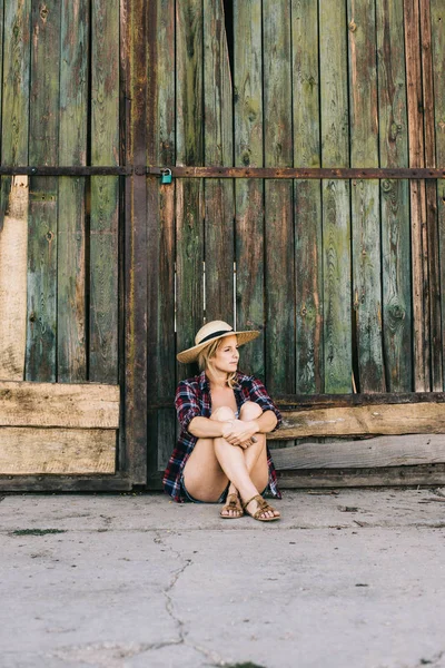 Farmer donna seduta alla porta fienile di legno — Foto Stock