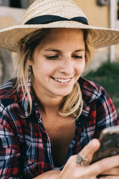 Junge Frau benutzt Handy — Stockfoto