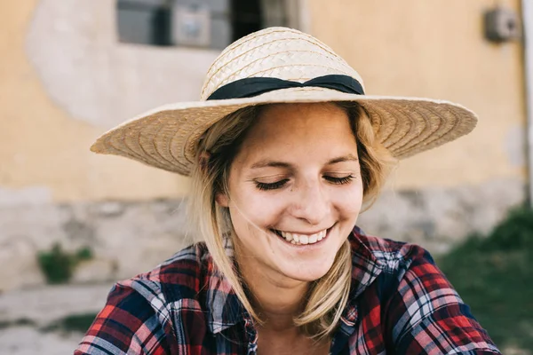 Mulher feliz sorrindo ao ar livre . — Fotografia de Stock