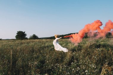 Kırmızı duman ile çalışan gelin