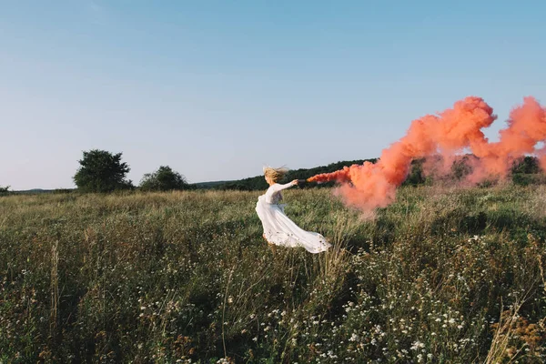 Novia corriendo con humo rojo — Foto de Stock