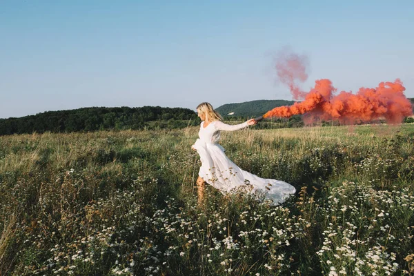 Hermosa novia corriendo con humo colorido — Foto de Stock