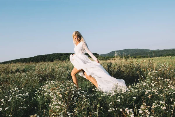 Bella sposa correre all'aperto — Foto Stock