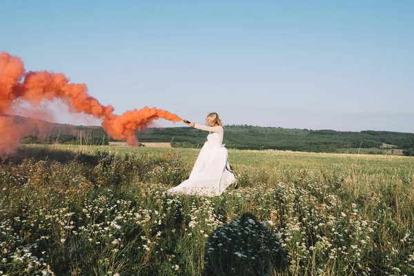 Vrouw met rode rook outdoors — Stockfoto