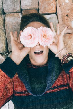Kadın iki gül ile eğleniyor