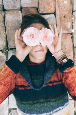 Kadın iki gül ile eğleniyor