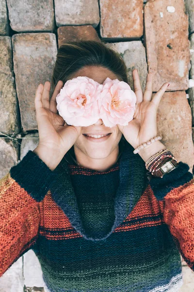 Vrouw met plezier met twee rozen — Stockfoto