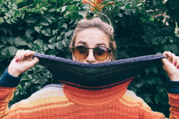 Mujer joven divertirse con ropa de otoño —  Fotos de Stock