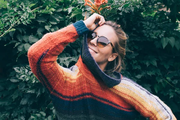 Wanita muda bersenang-senang dengan pakaian musim gugur — Stok Foto