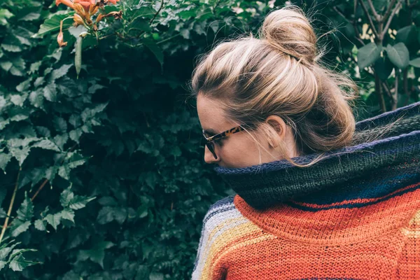 genç kadın sonbahar giysileri ile iyi eğlenceler