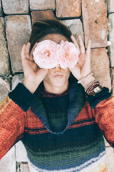 Woman having fun with two roses — Stock Photo, Image