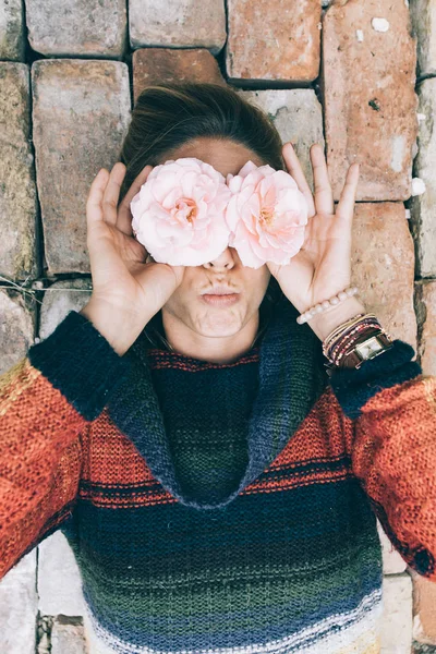 Femme s'amuser avec deux roses — Photo