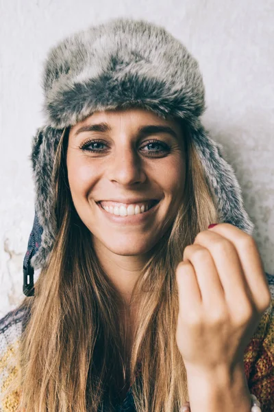 Krásná mladá žena s úsměvem v zimě venku, portrét krásy zimní dívka v pletené vlněné oblečení a čepice — Stock fotografie