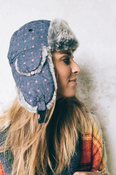 Hermosa mujer joven en invierno al aire libre, foto de perfil de belleza chica de invierno en ropa de lana de punto y sombrero —  Fotos de Stock