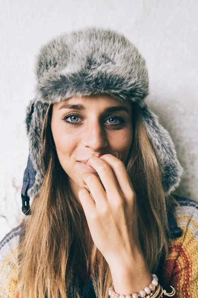 Hermosa mujer joven en invierno al aire libre, retrato de belleza chica de invierno en ropa de lana de punto y sombrero — Foto de Stock