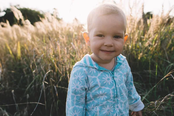赤ちゃん女の子屋外を微笑みサンセット — ストック写真