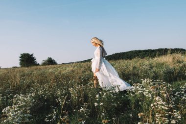 Yalnız açık yürüyüş gelin