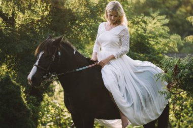 Güzel gelin ata rahatlatıcı