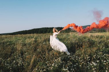 Renk duman ile çalışan mutlu gelin