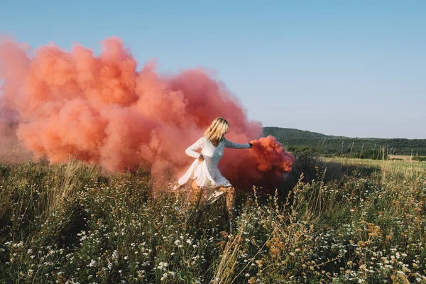 Feliz novia corriendo con humo de color — Foto de Stock