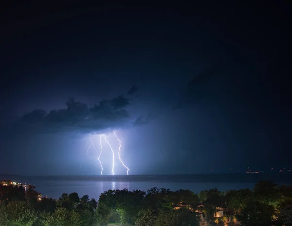 Lightning over sea, thunderstorm — Stock Photo, Image