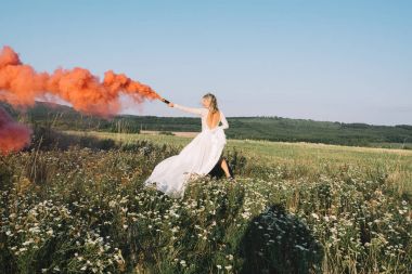 Kırmızı duman ile çalışan gelin